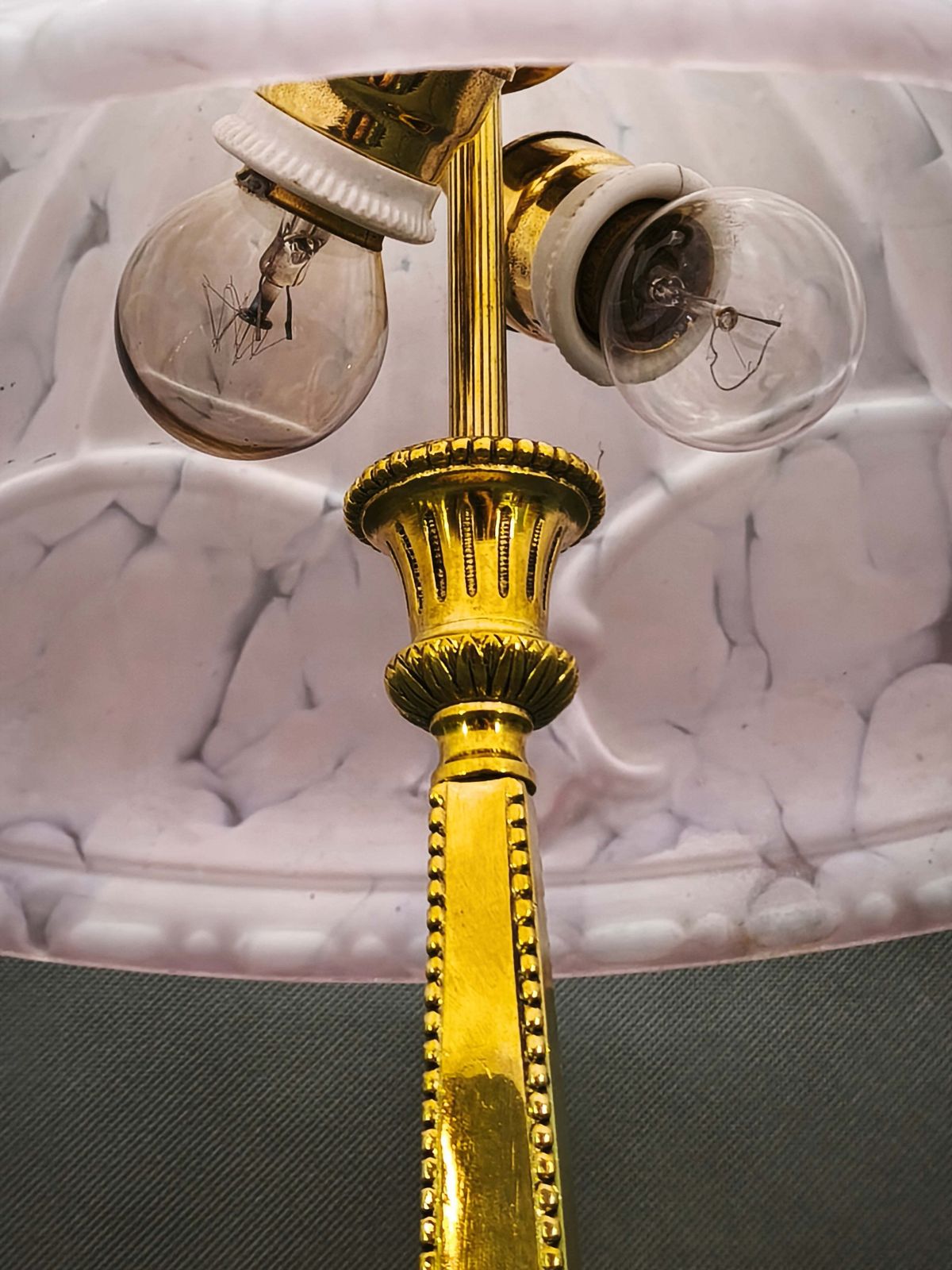 photo furniture Lampe de table Art Nouveau française en laiton, marbre et verre opaline, années 1920