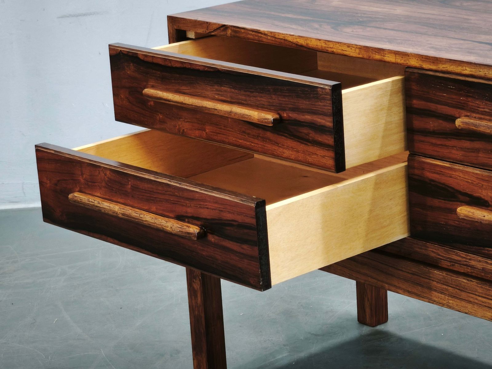 photo furniture Commode mid-century modern danoise en placage de palissandre, années 1960