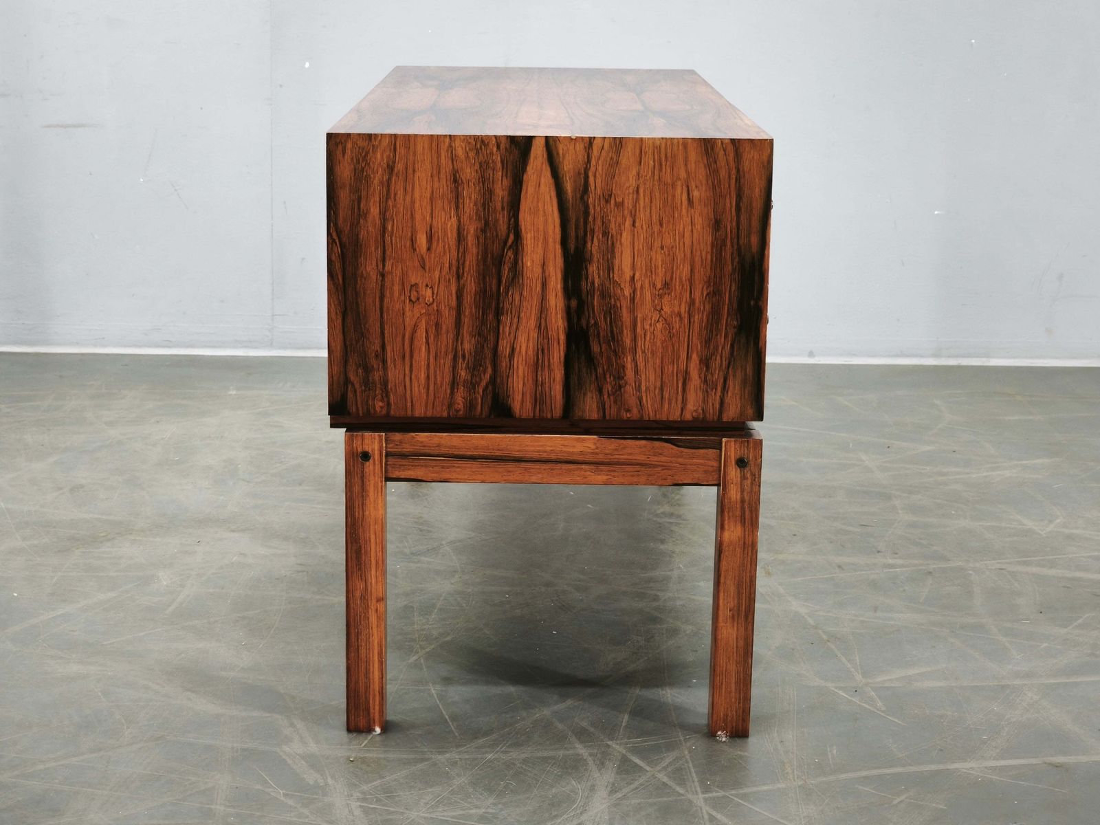 photo buy Commode mid-century modern danoise en placage de palissandre, années 1960