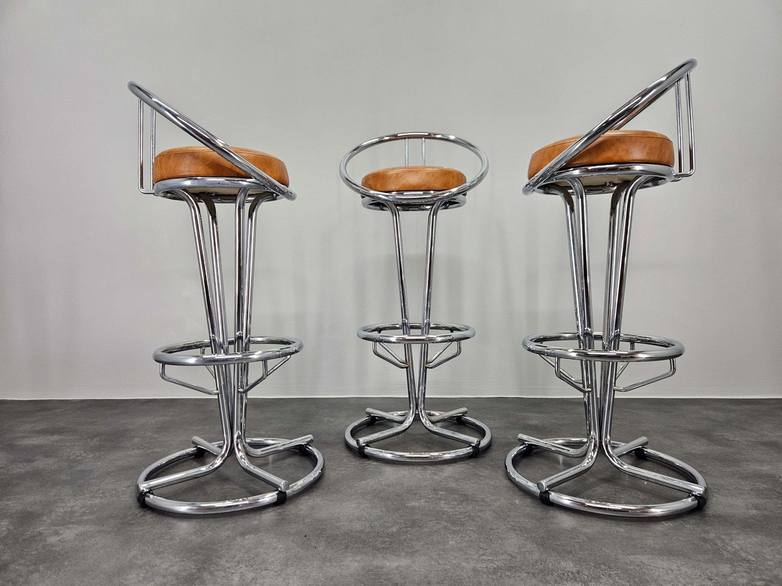 Ensemble de trois tabourets de bar mid-century, Space Age, Italie, 1970. photo for sale