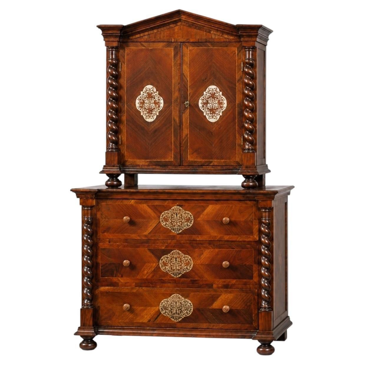 Cabinet baroque des Habsbourg sur commode en noyer, érable et incrustations d'argent, vers 1728