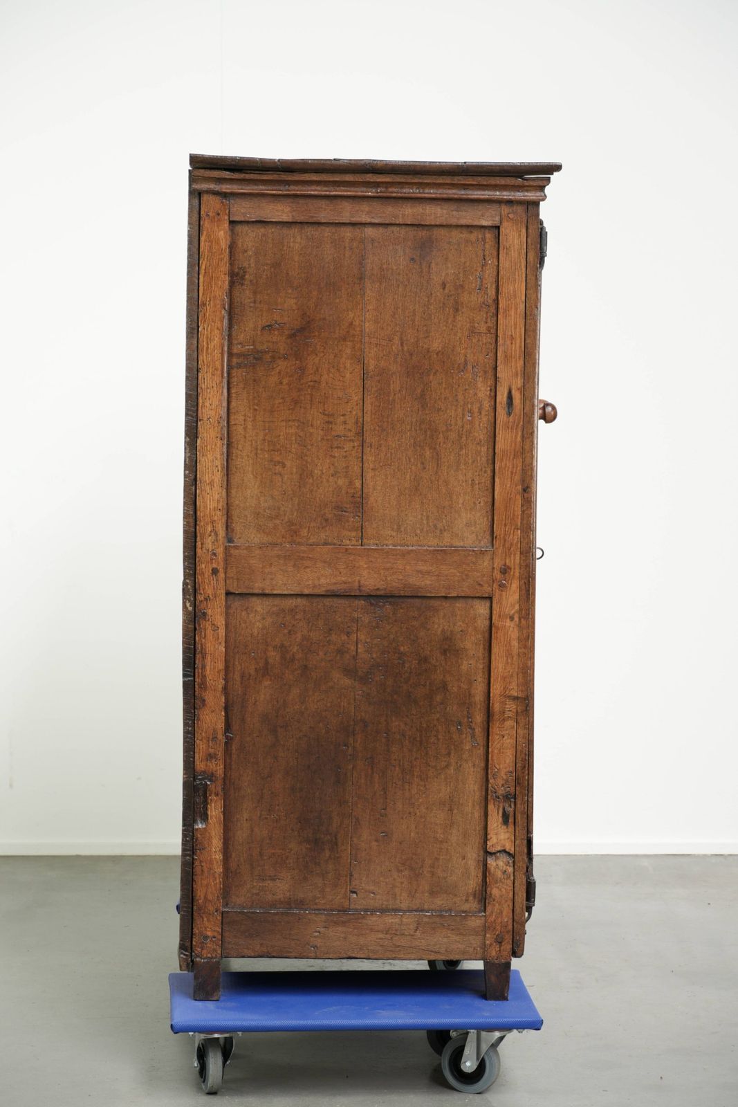 Antieke Eiken Boerenkas uit het Einde van de 17e Eeuw met Originele Beslag en Mooie Patina photo for sale
