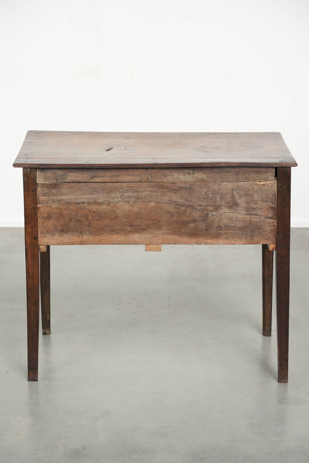 Antieke Engelse lowboy bijzettafel uit de 18e eeuw, gemaakt van eikenhout met mooie diepe kleuren. photo 1220.0