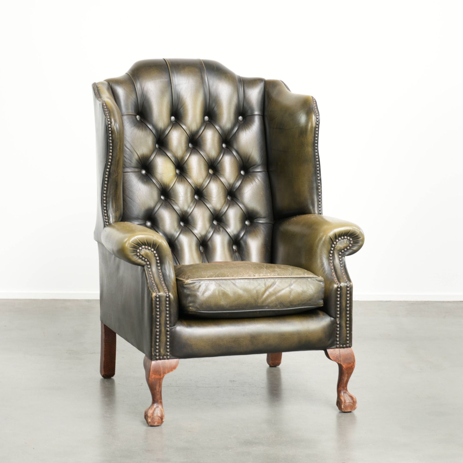 Stevige Vintage Chesterfield Vleugelfauteuil in Koeienhuid, Tijdloze Groene Kleur