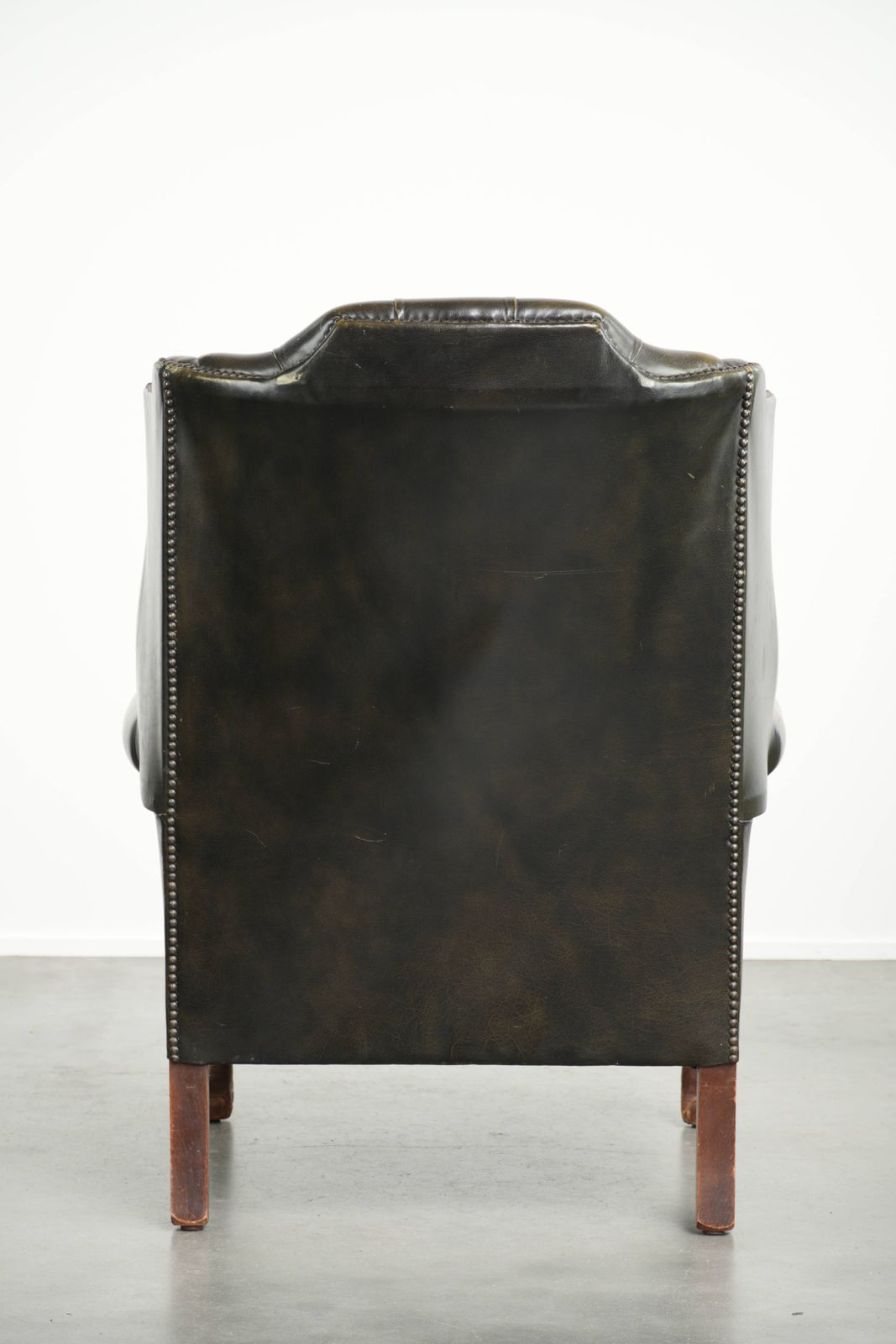 Stevige Vintage Chesterfield Vleugelfauteuil in Koeienhuid, Tijdloze Groene Kleur photo Meubels