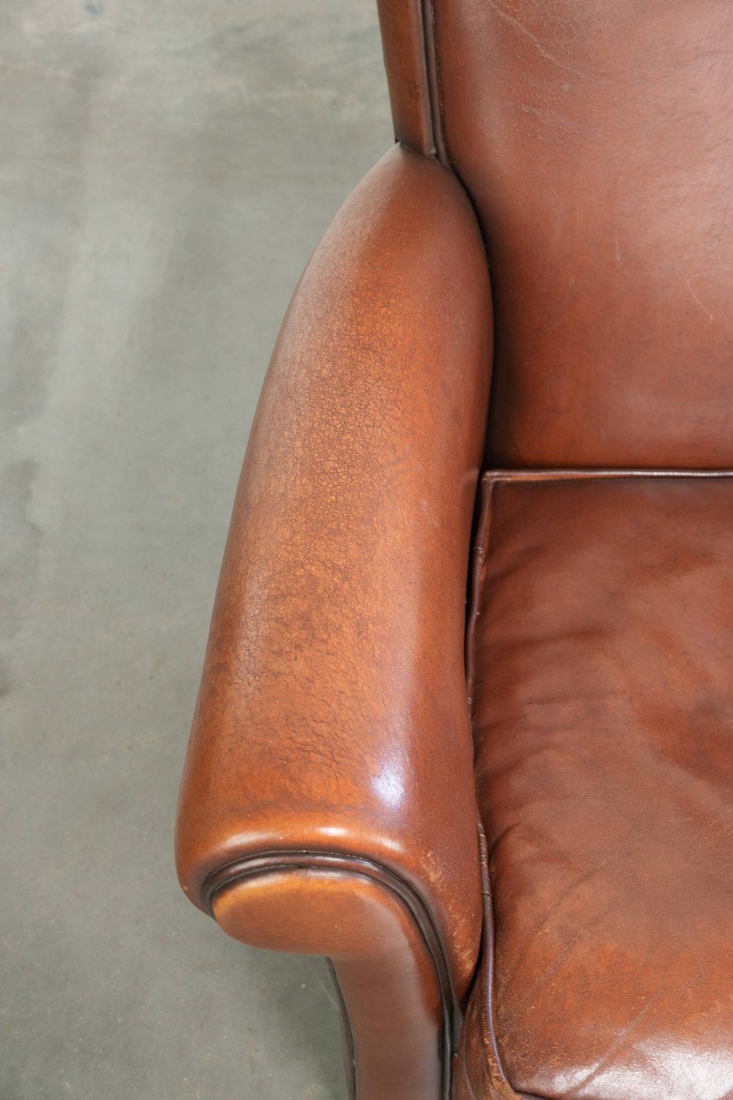 Tijdloze Fauteuil Van Schapenleer Met Een Mooie Engelse Uitstraling photo buy