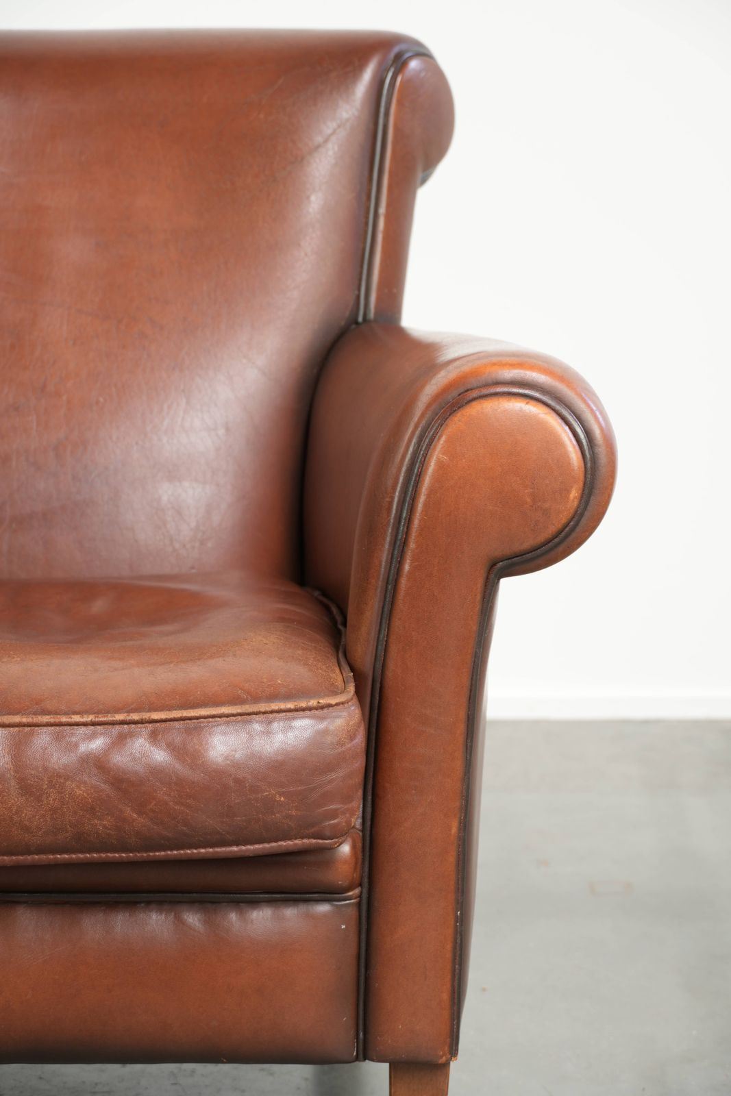 photo furniture Tijdloze Fauteuil Van Schapenleer Met Een Mooie Engelse Uitstraling