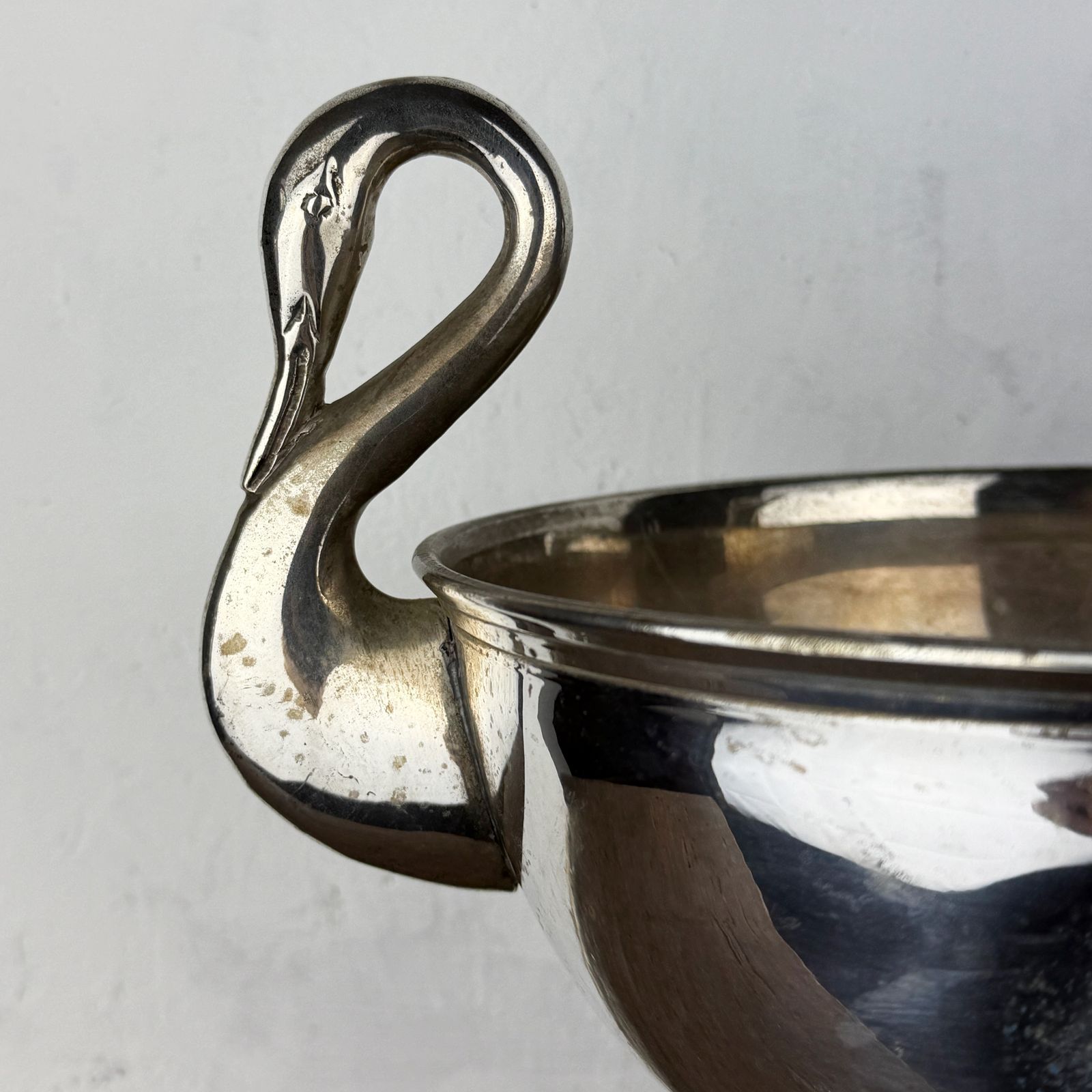 Art Deco zwanenmiddelpunt voetstuk schaal, verzilverde emmer met zwanenhandvatten photo vintage