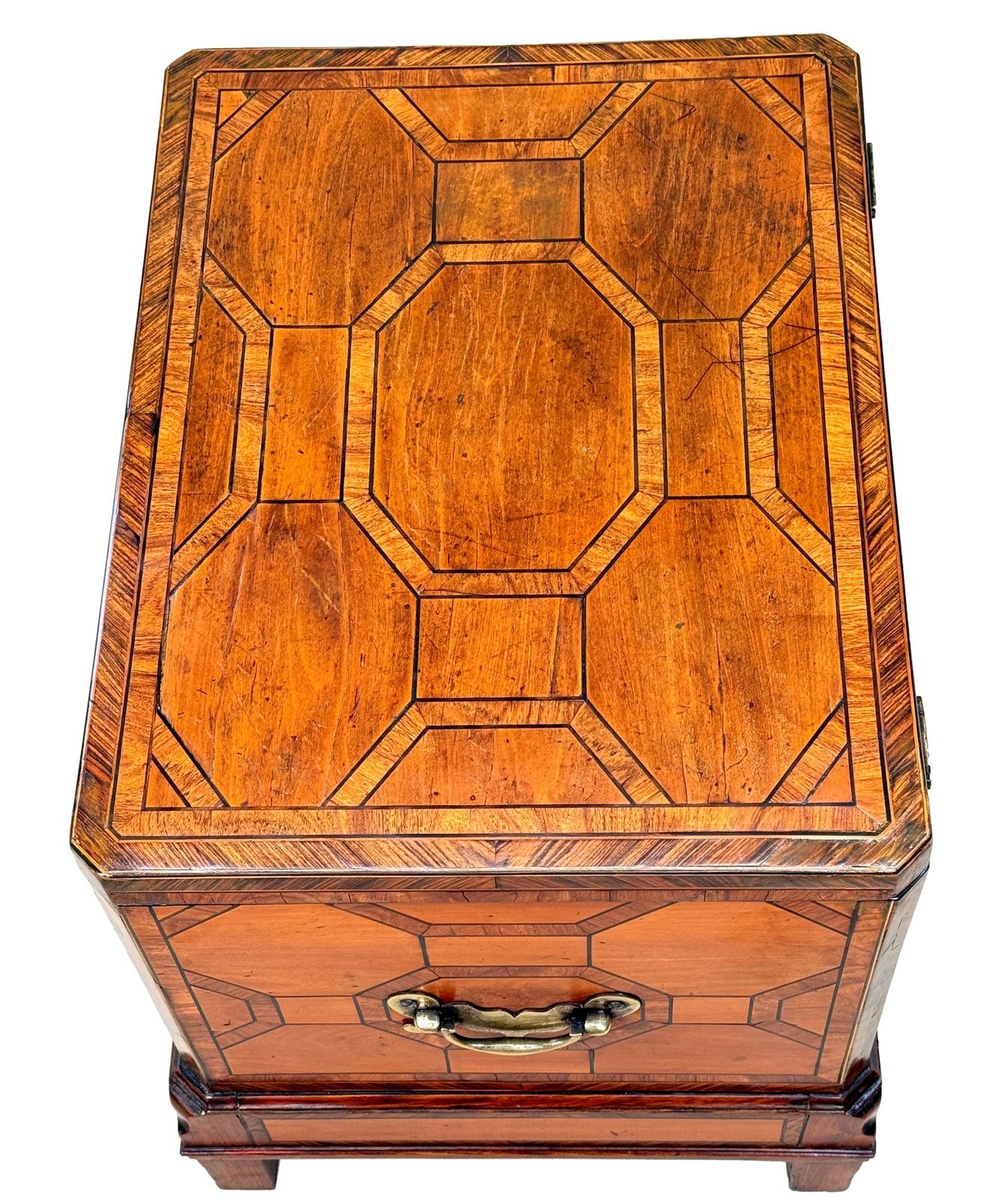Zeldzame 18e-eeuwse satijnhout en koningshout box cellarette, George II-periode (Engeland, ca. 1755) photo furniture
