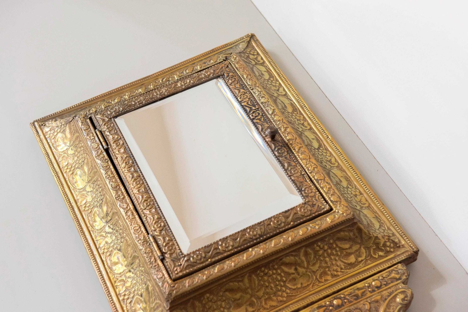 Décoration Miroir de coiffeuse d'époque en laiton français, crête florale en repoussé, de style Louis XV photo