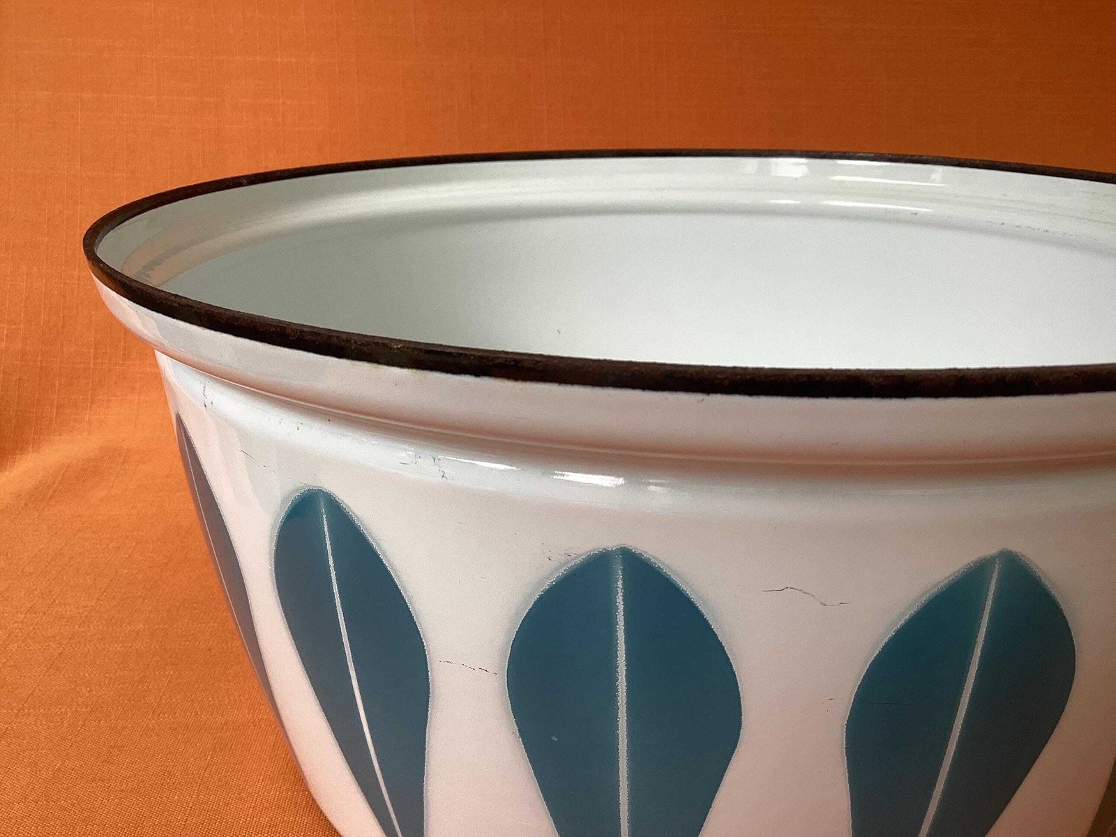 photo furniture Vintage Cathrineholm grote geëmailleerde crockpot/braadpan in turquoiseblauw Lotus-design, retro kookgerei