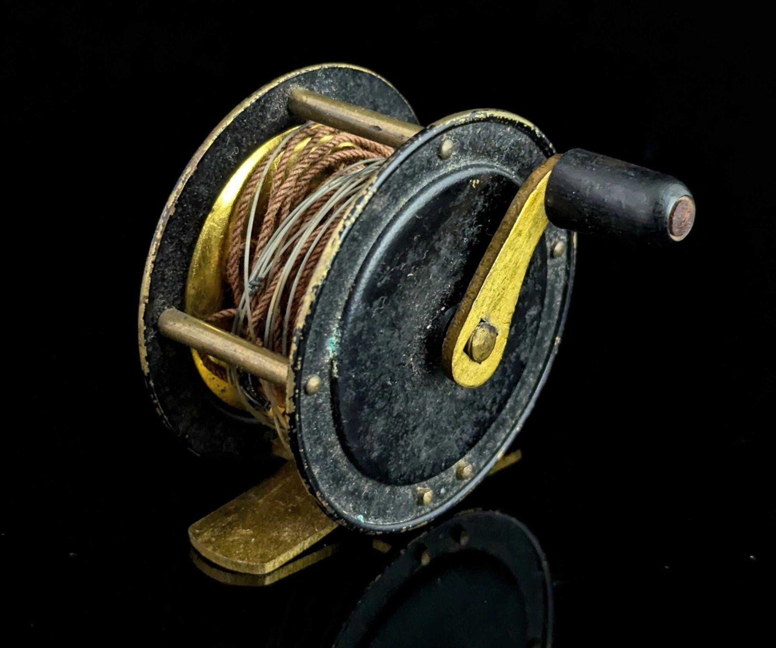 Moulinet de pêche latéral miniature d'époque, laque noire et laiton doré photo 139.0