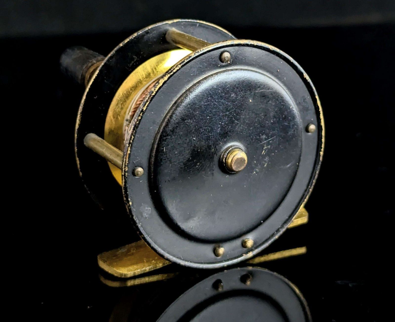 Moulinet de pêche latéral miniature d'époque, laque noire et laiton doré photo vinterior
