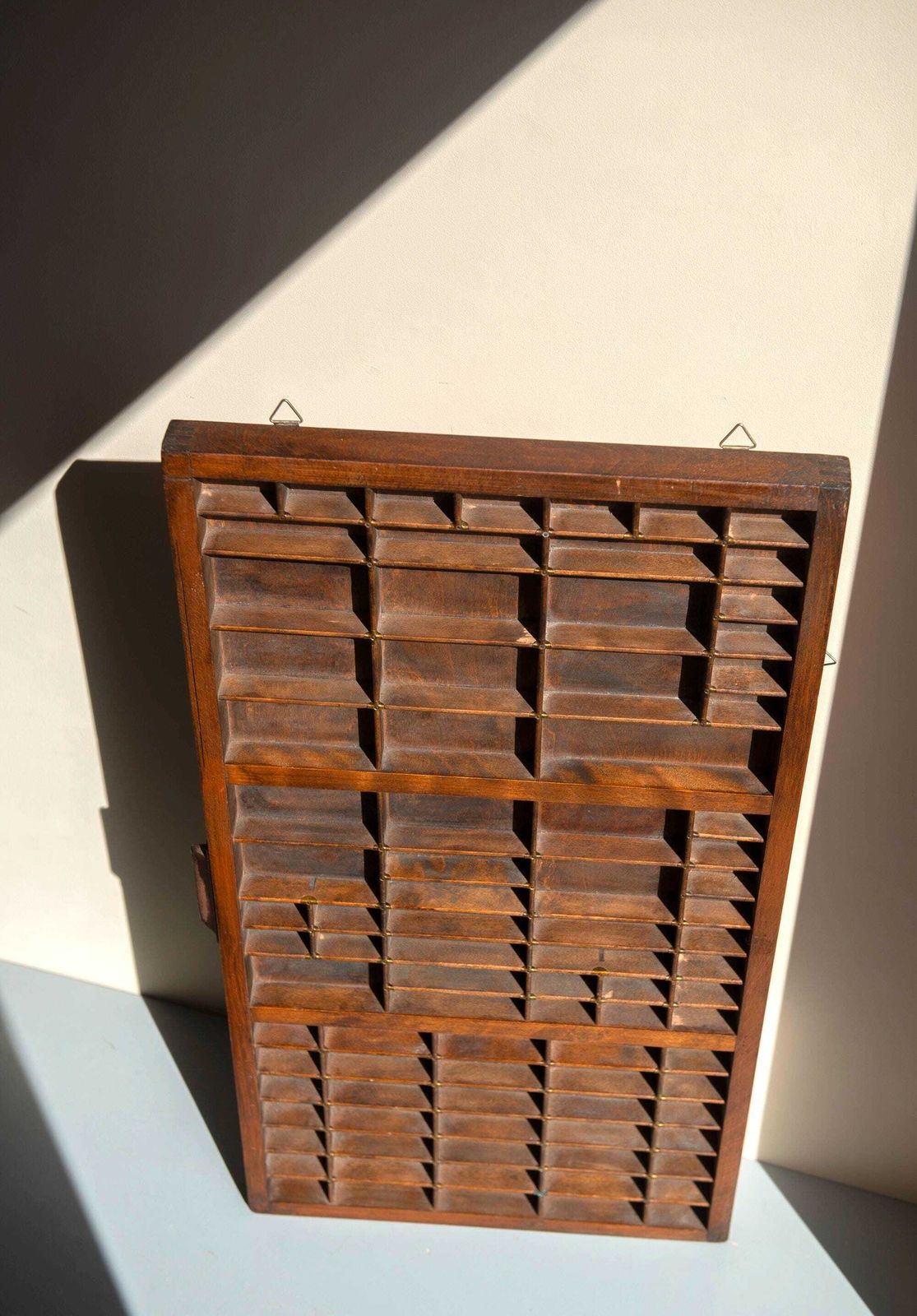 Antiek houten letterkastje   Zettersbak voor drukletters   Vintage typografiebak   Wanddisplayplank photo furniture