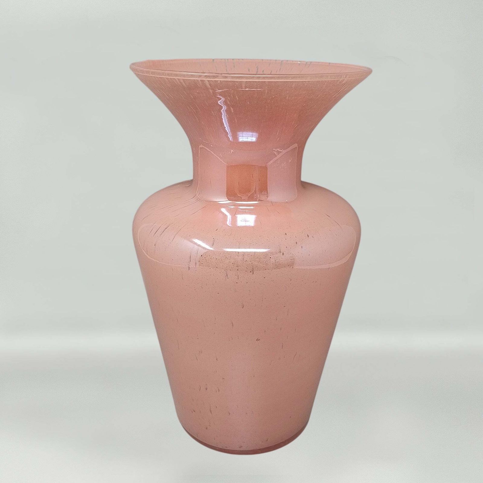 Vase Murano soufflé rose d'époque, années 1970, par Maestro Del Vetro photo furniture