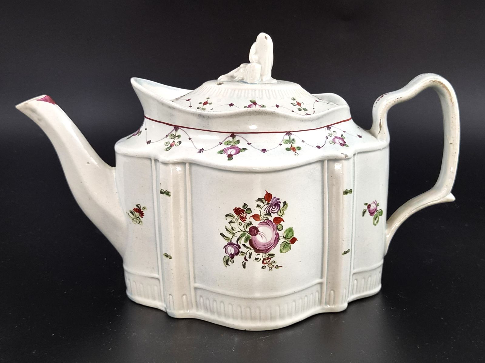 Engels aardewerk theepot in Commode-vorm met Widow-knop, ca. 1810
