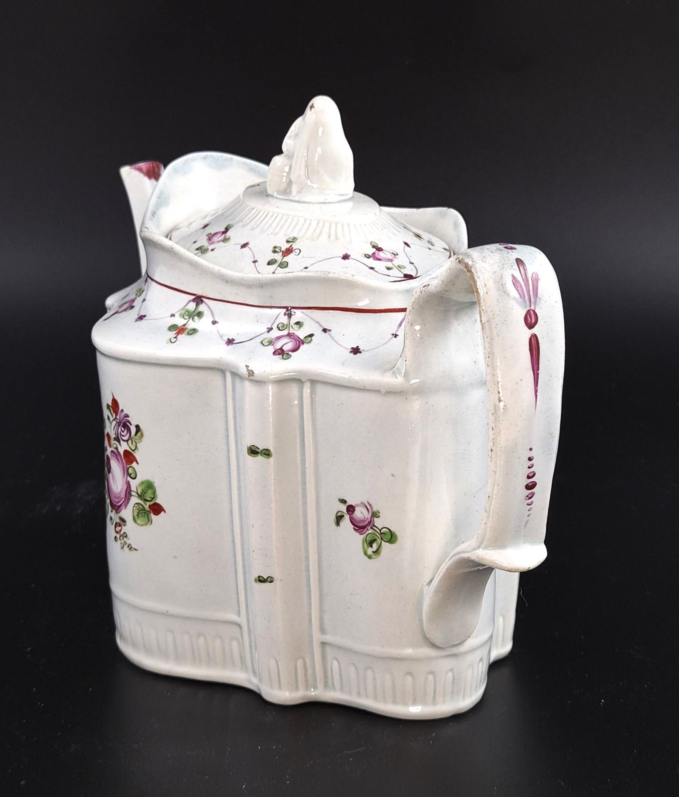 Engels aardewerk theepot in Commode-vorm met Widow-knop, ca. 1810 photo furniture