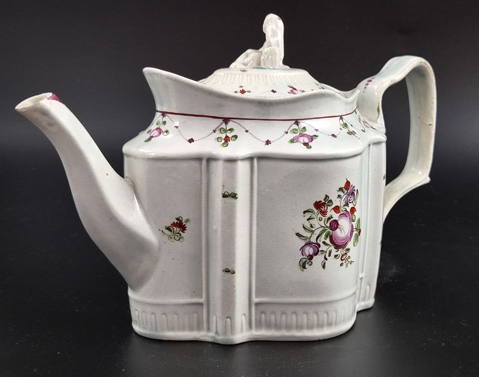 Engels aardewerk theepot in Commode-vorm met Widow-knop, ca. 1810 photo 370.0