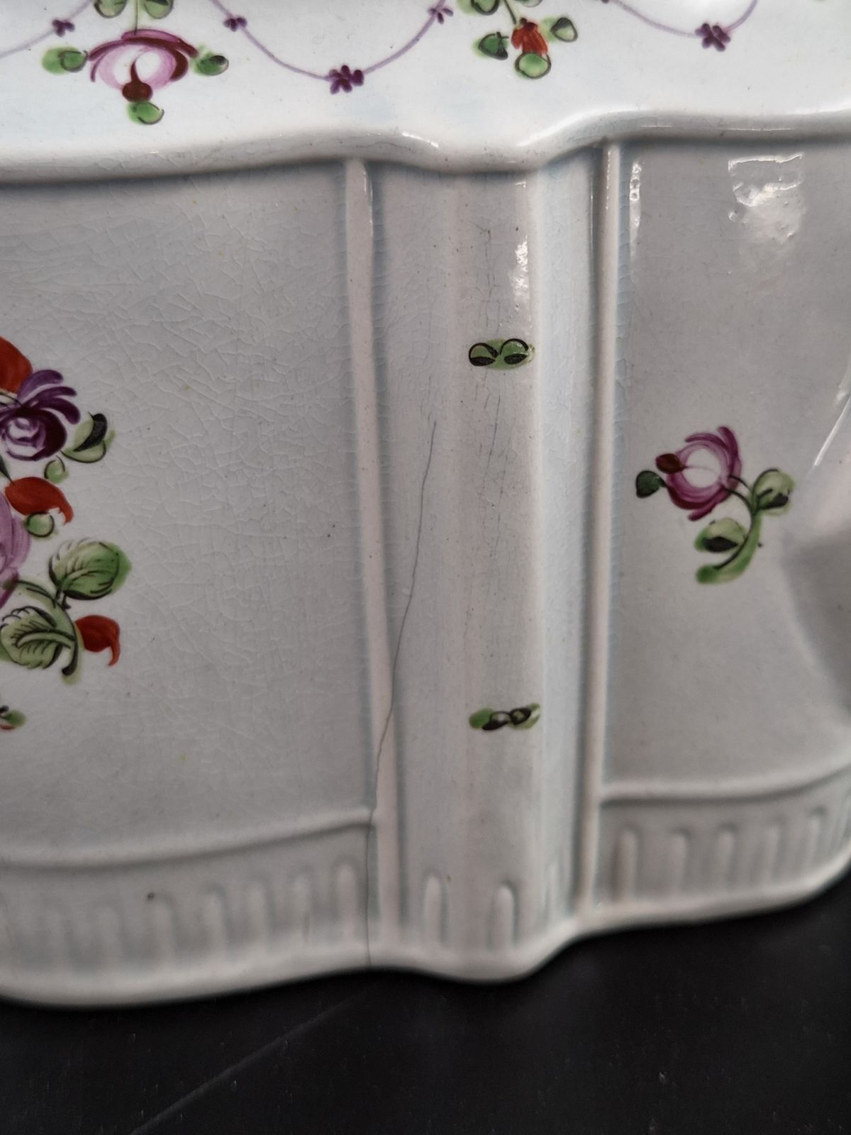 photo vinterior Engels aardewerk theepot in Commode-vorm met Widow-knop, ca. 1810
