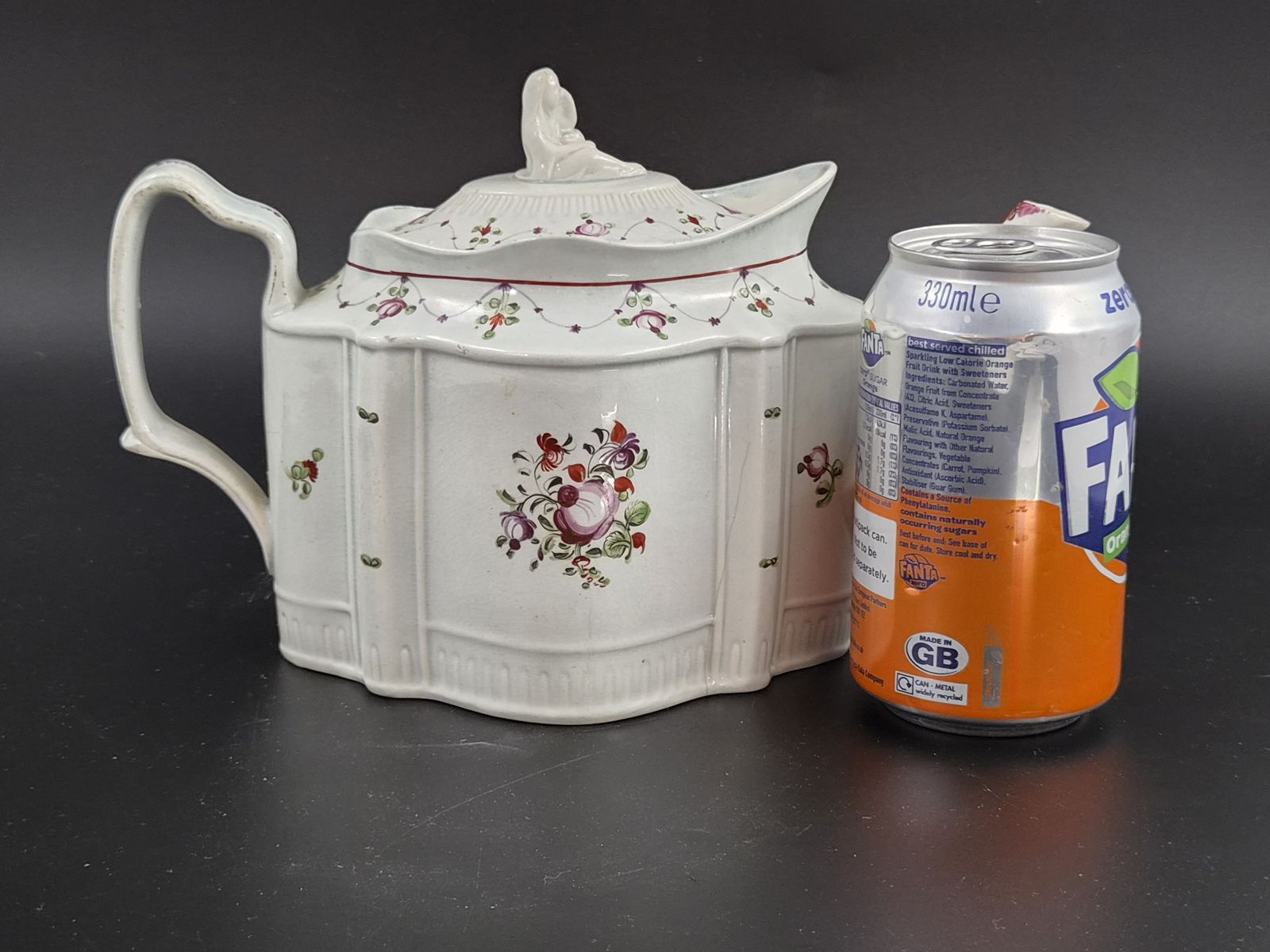 photo buy Engels aardewerk theepot in Commode-vorm met Widow-knop, ca. 1810