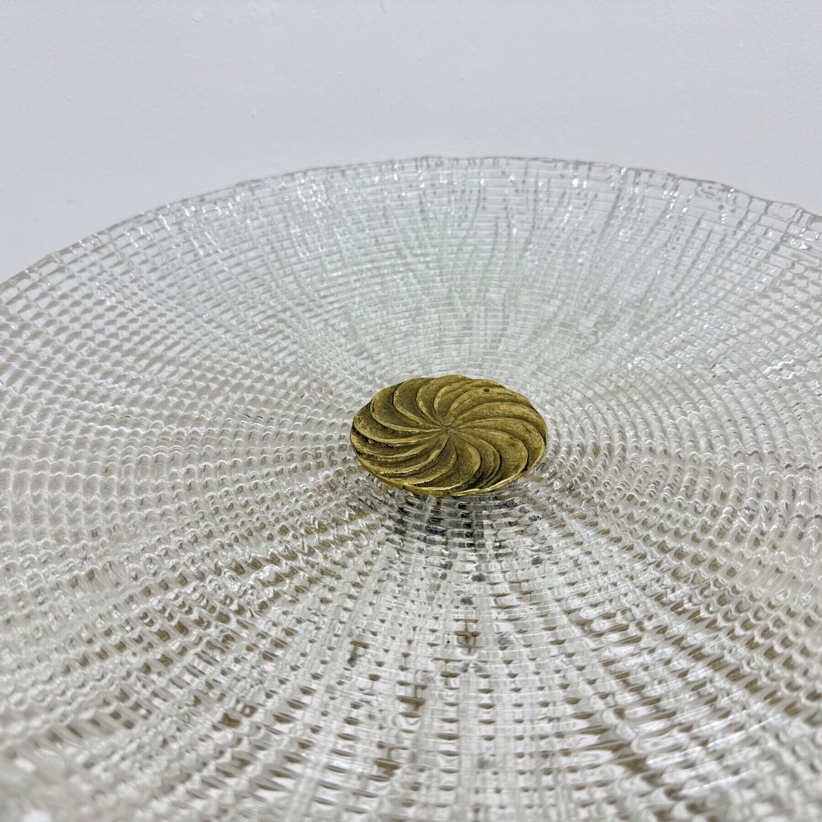 photo furniture Coupe mid-century modern en cristal et laiton, années 1960