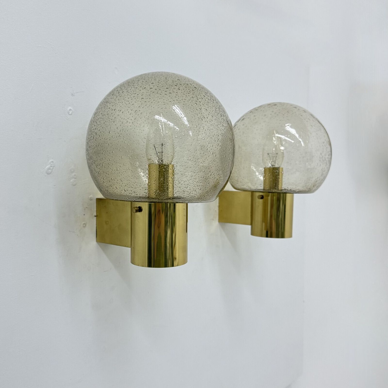 Applique murale mid-century Limburg Glashütte en laiton avec verre bullé fumé, années 1970 photo Luminaires
