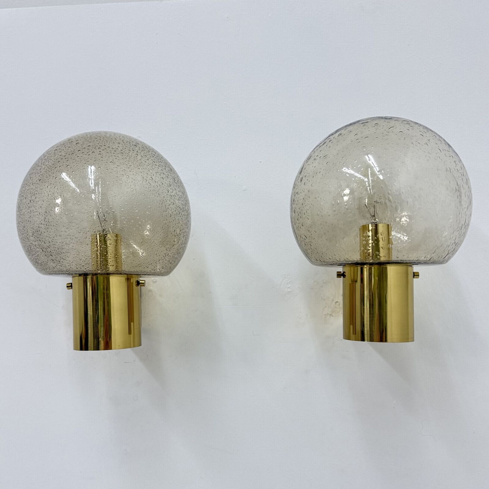 Verlichting Mid-Century Limburg Glashütte wandlamp, messing met gerookt bubbelglas, jaren 1970 photo