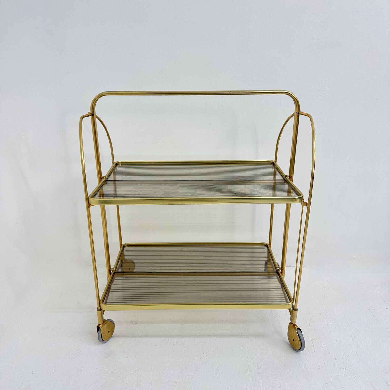 Chariot bar pliant mid-century modern en laiton et verre acrylique côtelé, années 1970 photo furniture