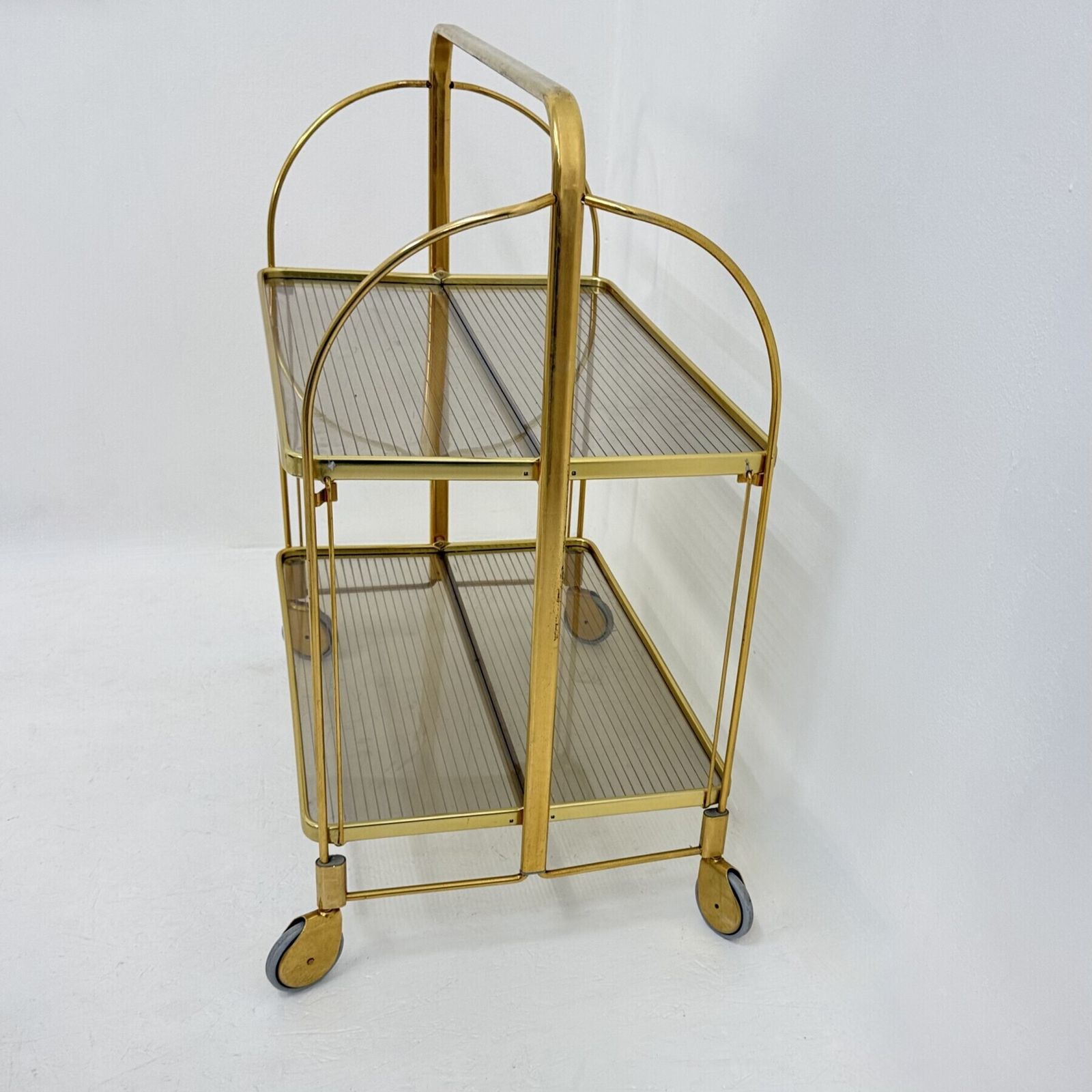 Chariot bar pliant mid-century modern en laiton et verre acrylique côtelé, années 1970 photo 506.0