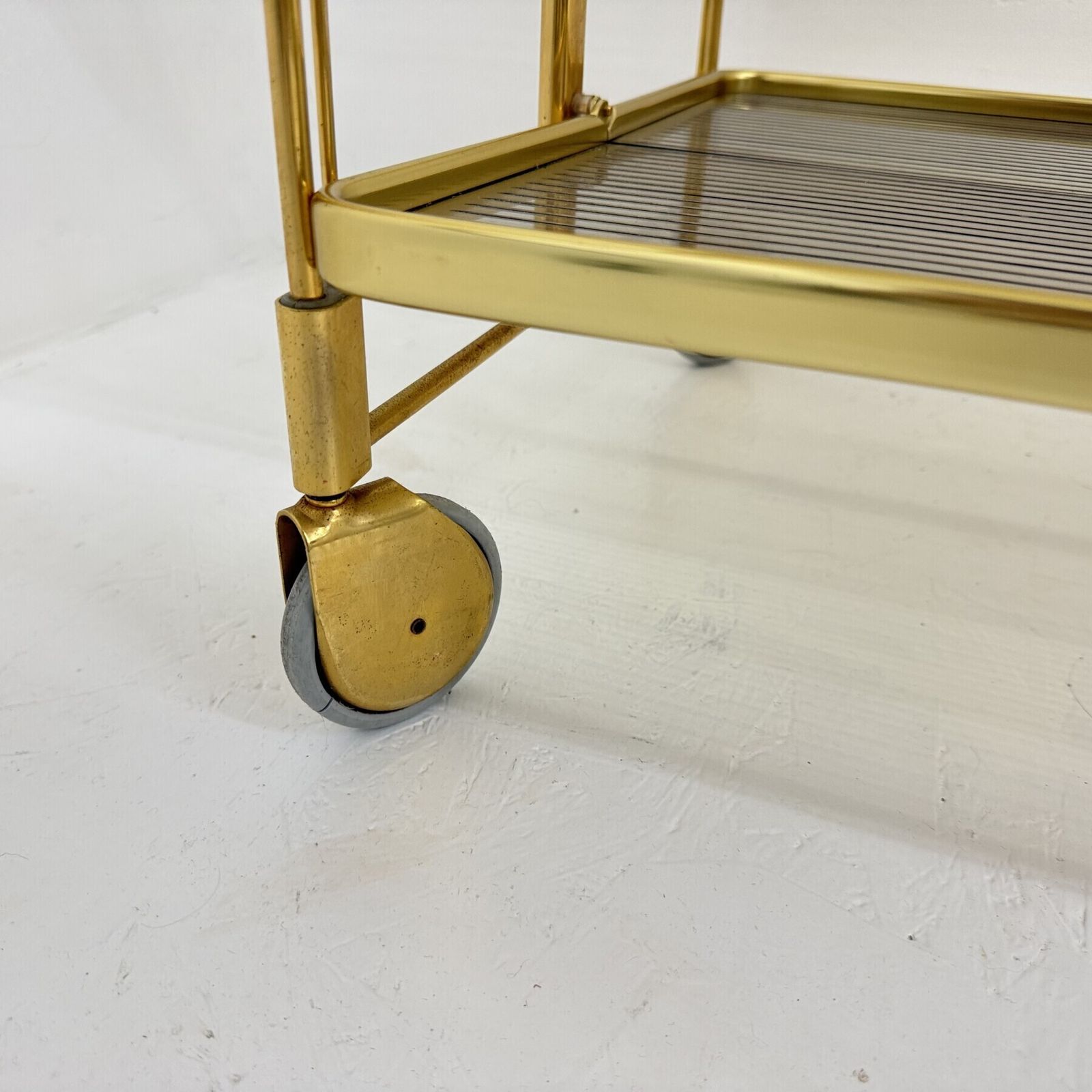 photo for sale Chariot bar pliant mid-century modern en laiton et verre acrylique côtelé, années 1970