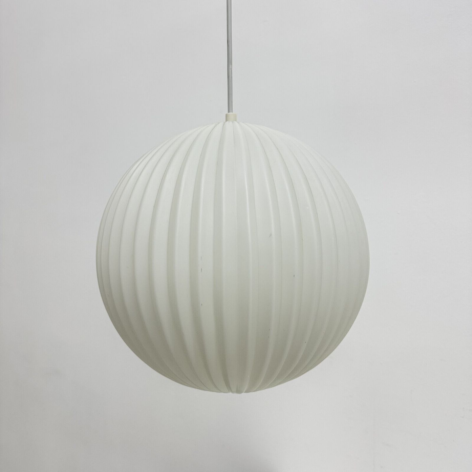 Rare suspension en verre opaline Louis Kalff pour Philips, années 1960