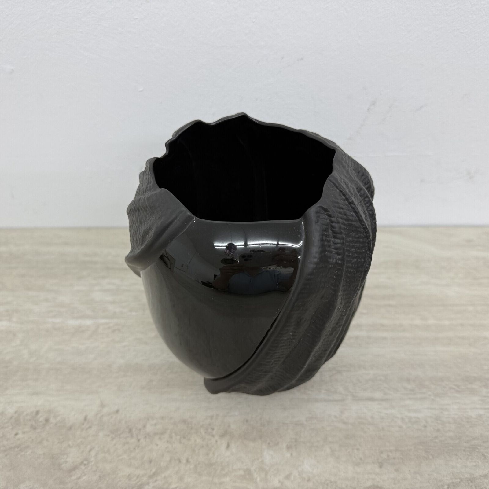 photo furniture Rosenthal vaas zwart porselein Johan Van Loon, jaren 1980