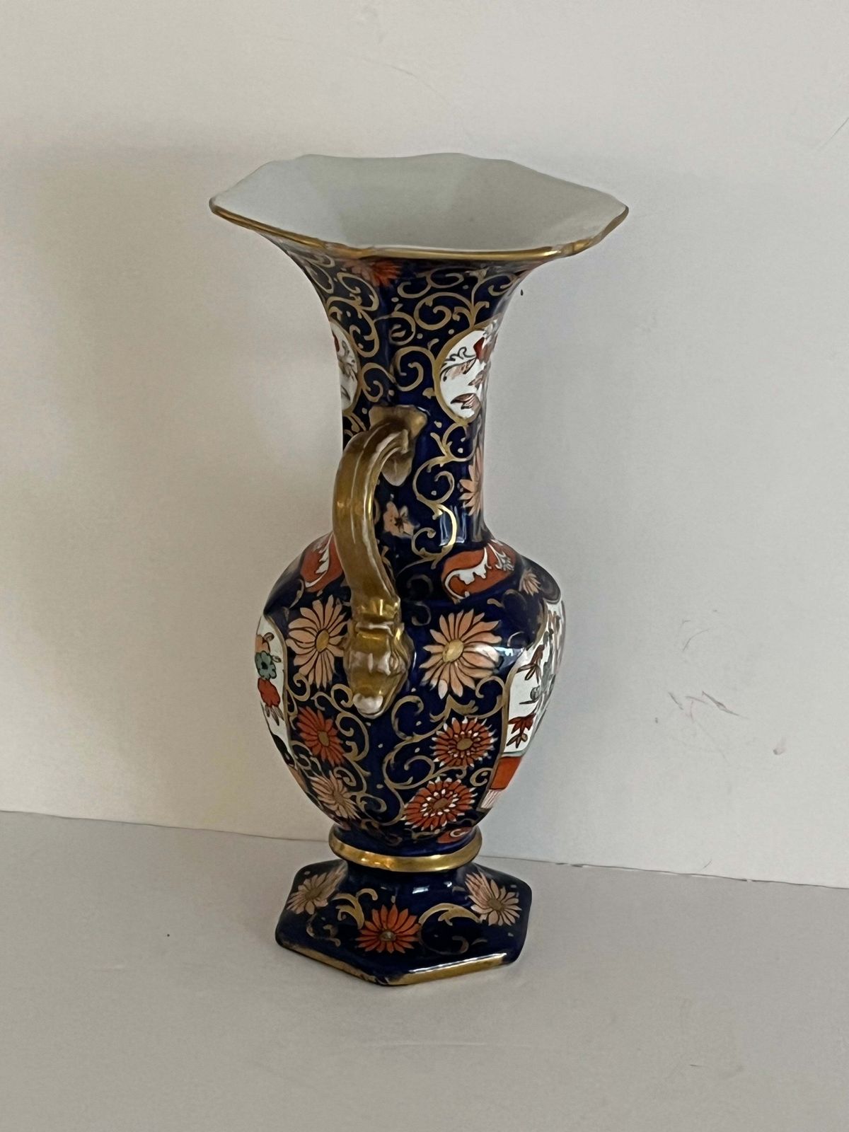 Mason's Ironstone hoge vaas in het Blue Hawthorne-patroon, zeldzame vorm, ca. 1830 photo for sale