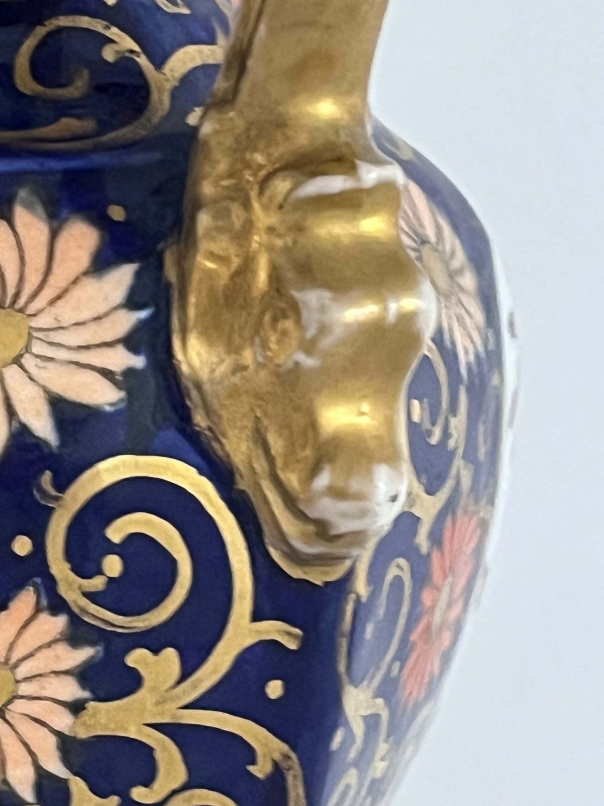photo for sale Mason's Ironstone hoge vaas in het Blue Hawthorne-patroon, zeldzame vorm, ca. 1830
