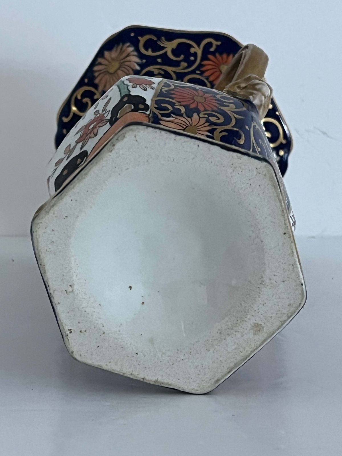 photo vinterior Mason's Ironstone hoge vaas in het Blue Hawthorne-patroon, zeldzame vorm, ca. 1830