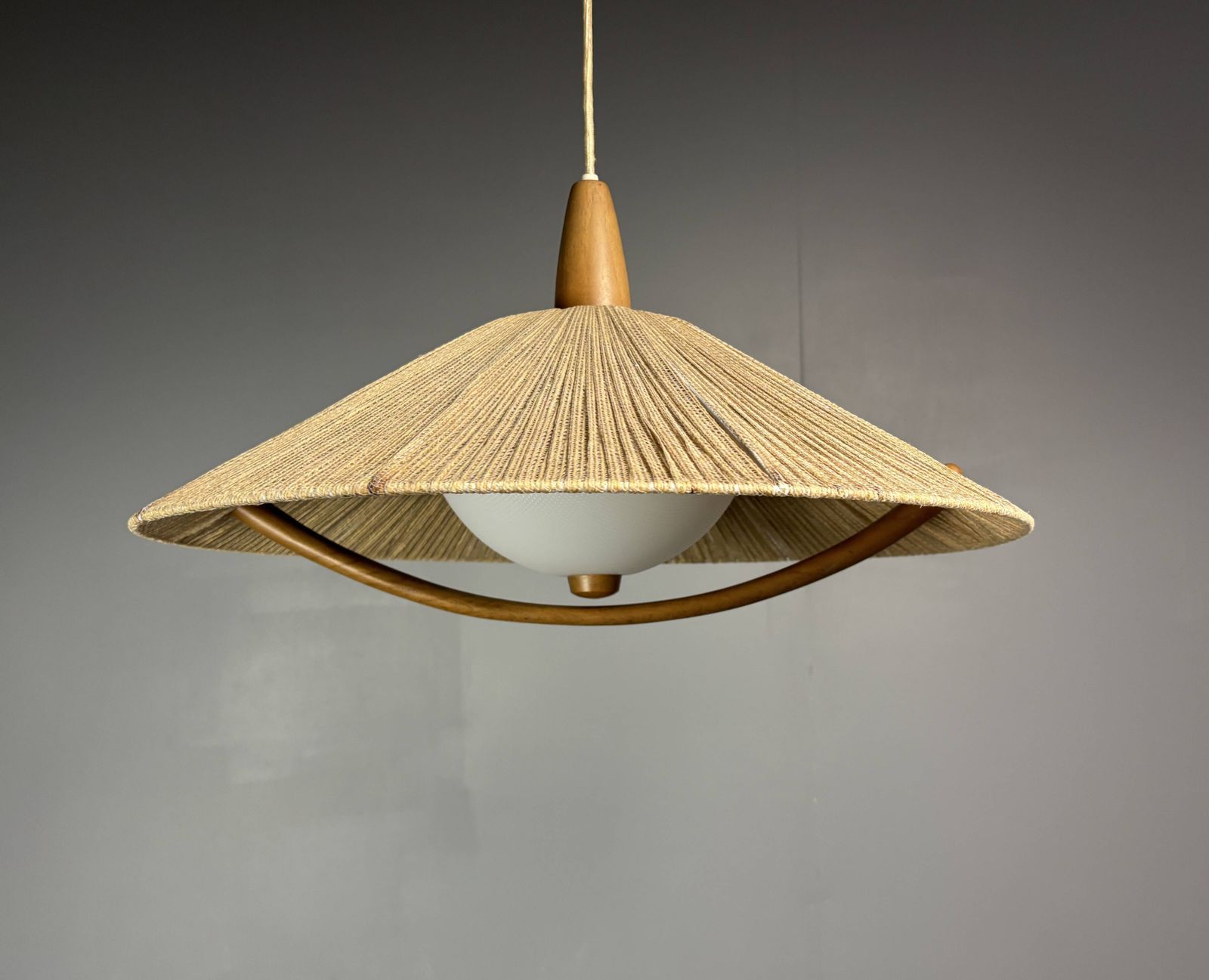 Luminaires Grande suspension vintage mid-century en teck et corde de sisal, années 1960 photo