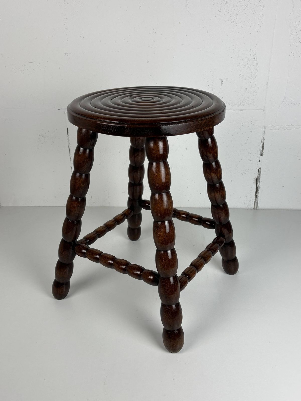 Tabouret mid-century en bois à pieds tournés, dans le style de Charles Dudouyt, France, années 1950