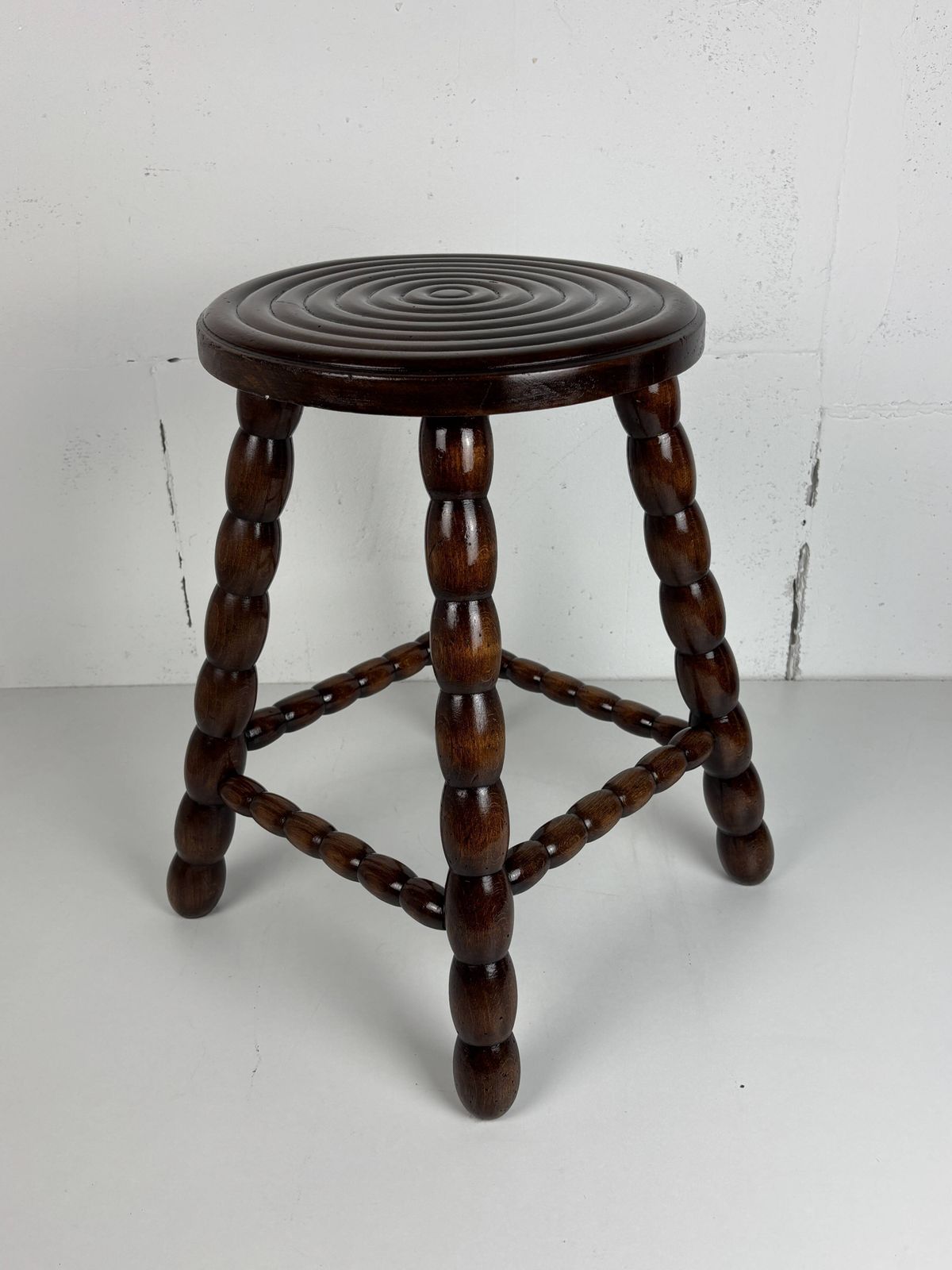 photo for sale Tabouret mid-century en bois à pieds tournés, dans le style de Charles Dudouyt, France, années 1950