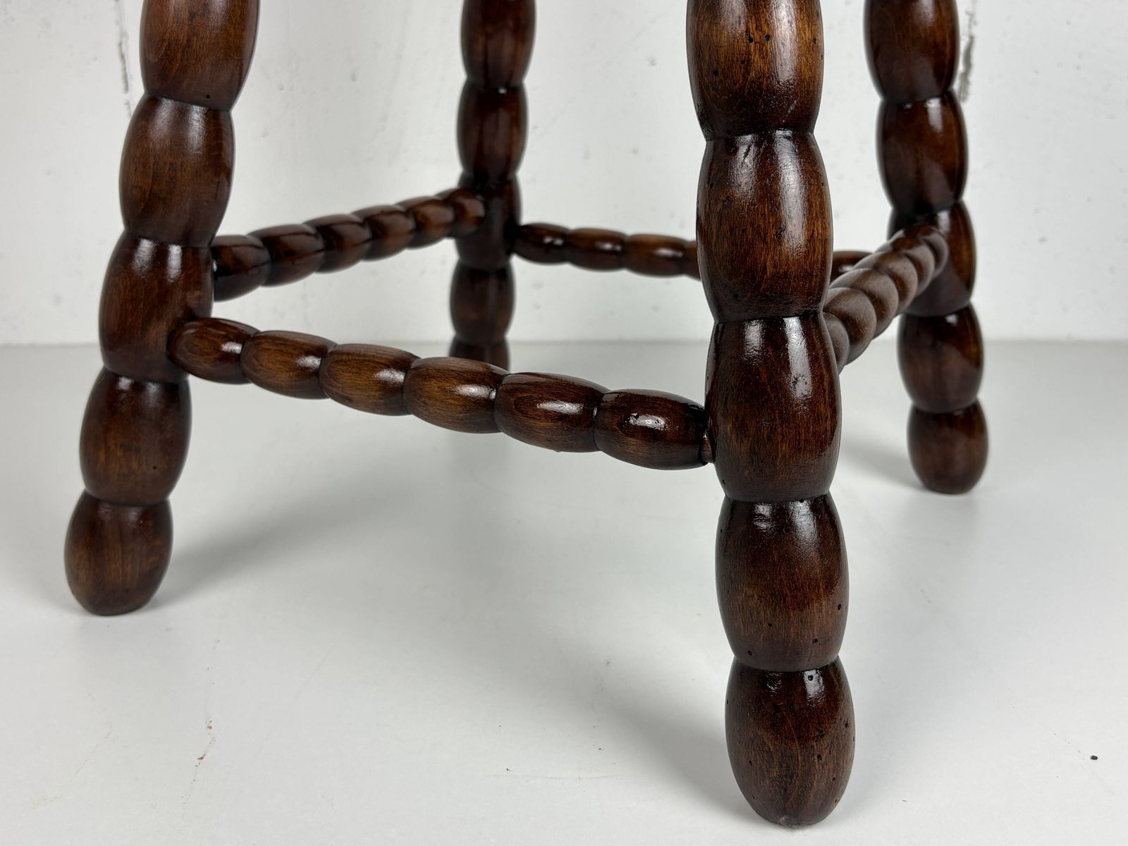 391.0 Tabouret mid-century en bois à pieds tournés, dans le style de Charles Dudouyt, France, années 1950 photo