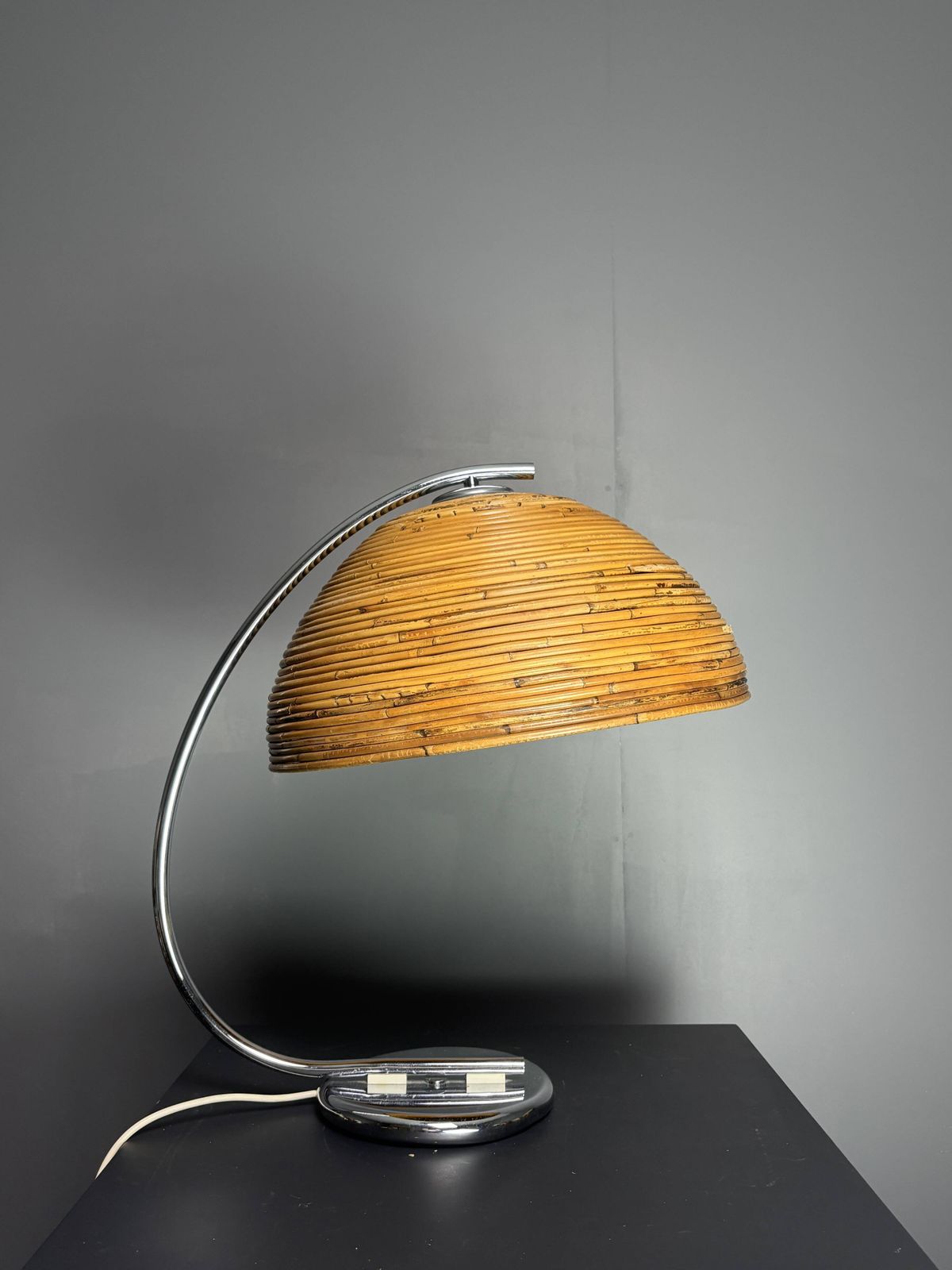 847.0 Lampe de table ou de bureau italienne mid-century en rotin bambou, années 1970 photo