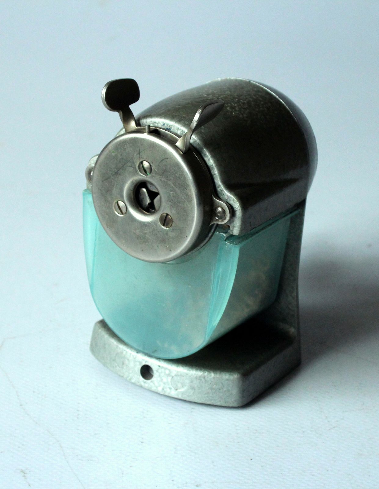 Asis tafelmodel puntenslijper van metaal met een opvallende plastic spaanderhouder van kunststof, origineel DDR-model - volledig functioneel. photo for sale