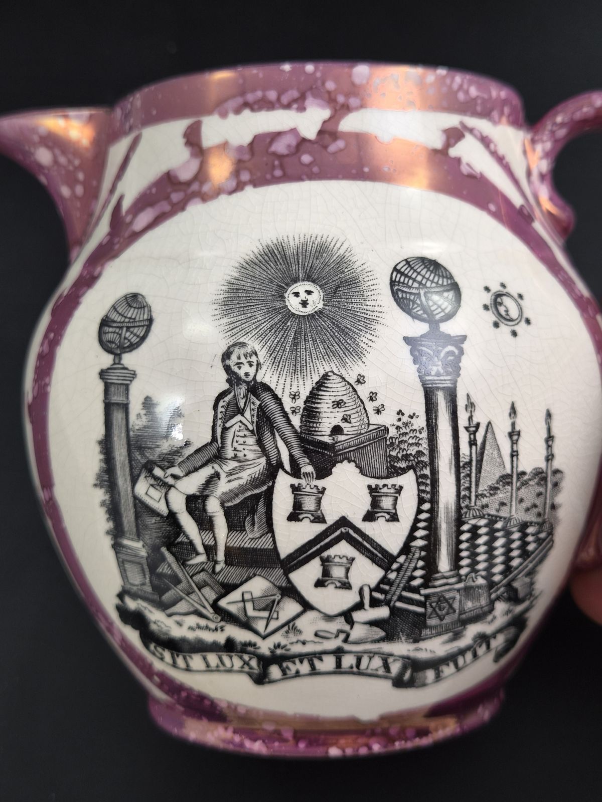 Woonaccessoires Sunderland Pink Splash Lustre Masonic Jug, Engels aardewerk, ca. 1820-1840 photo