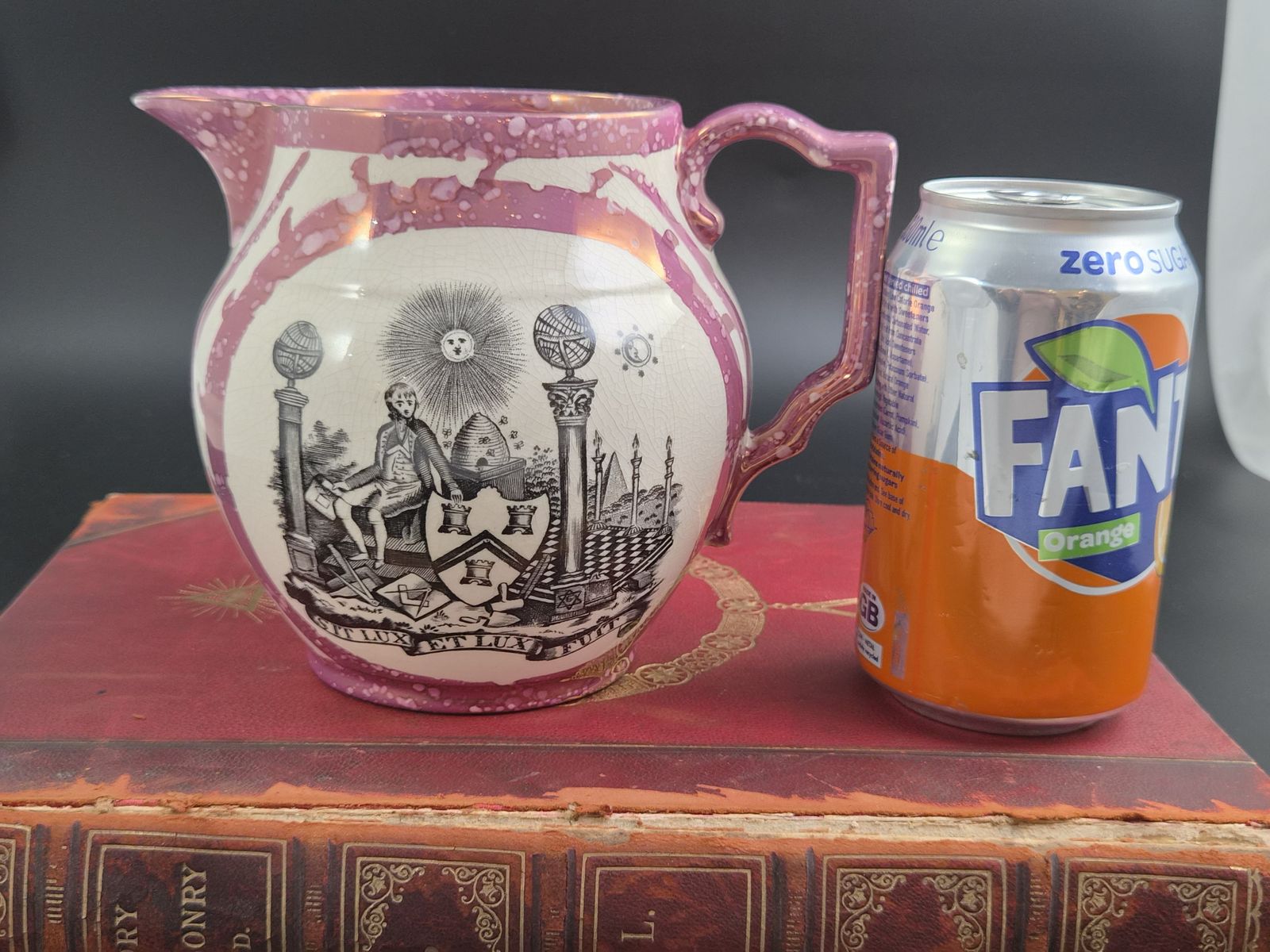 400.0 Sunderland Pink Splash Lustre Masonic Jug, Engels aardewerk, ca. 1820-1840 photo