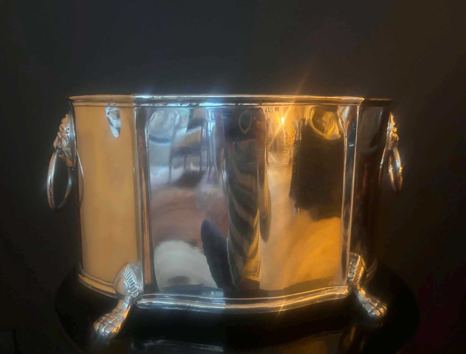Grote verzilverde neoclassicistische jardinière met leeuwenhandgrepen en klauwtjesvoeten, Frans stijlobject photo for sale