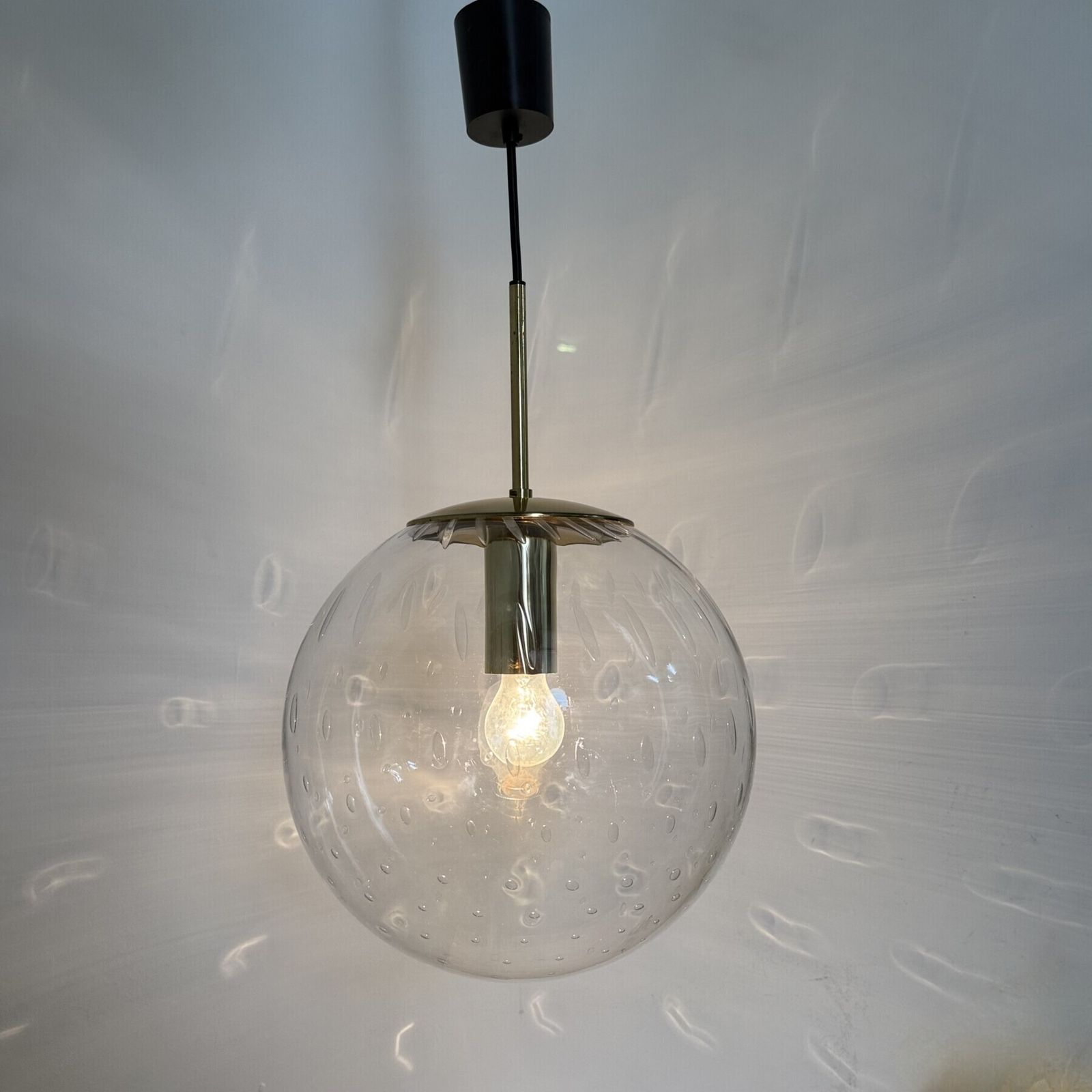 Limburg Glashütte glazen hanglamp met messing bol, jaren 1970 photo furniture