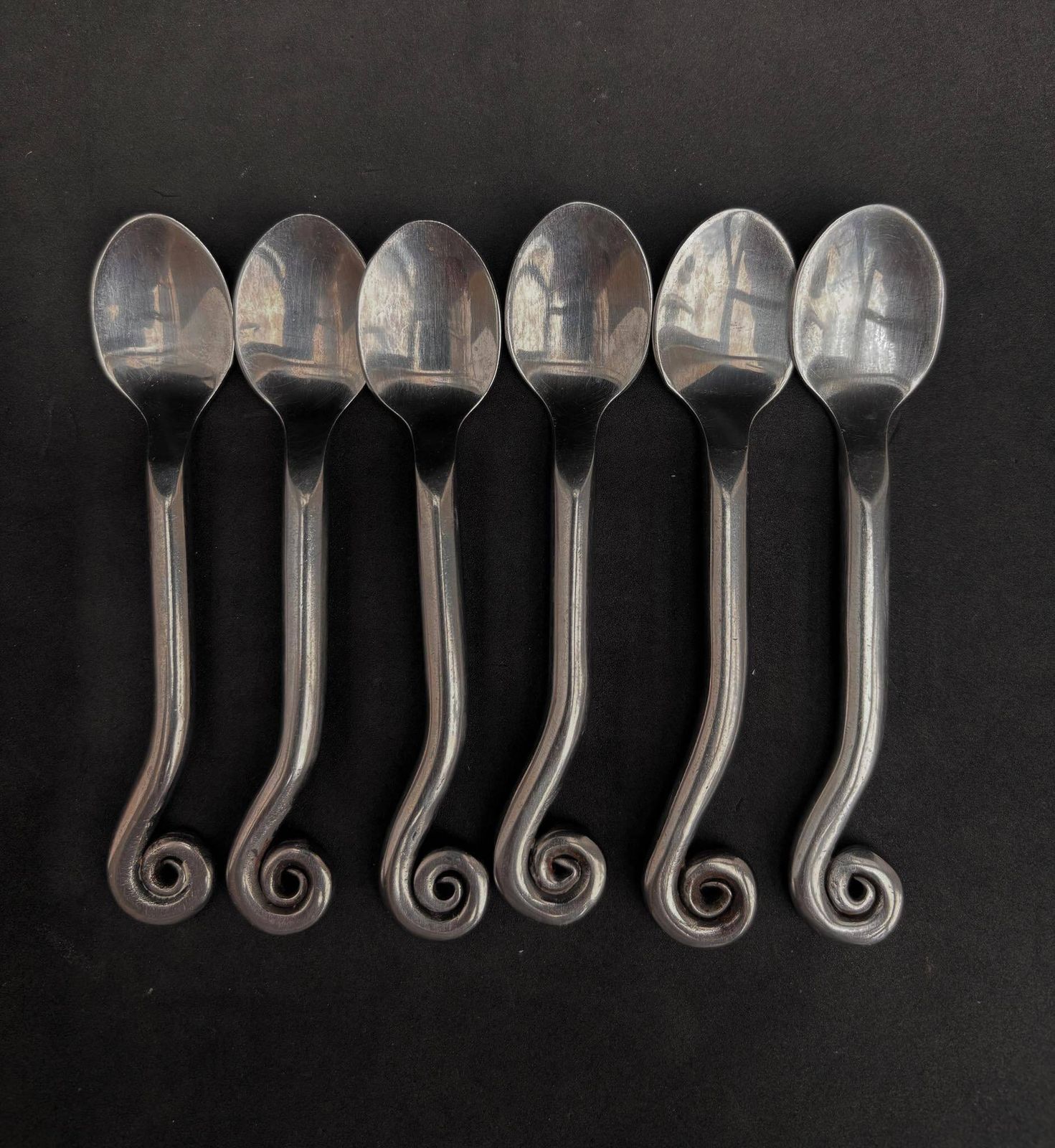 Lot de 6 petites cuillères Jean Dubost à extrémités torsadées, décor Brutalist, style médiéval photo furniture
