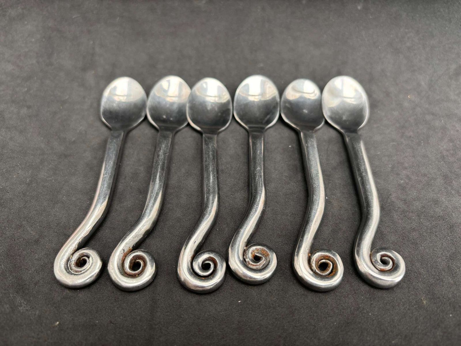 Lot de 6 petites cuillères Jean Dubost à extrémités torsadées, décor Brutalist, style médiéval photo Décoration