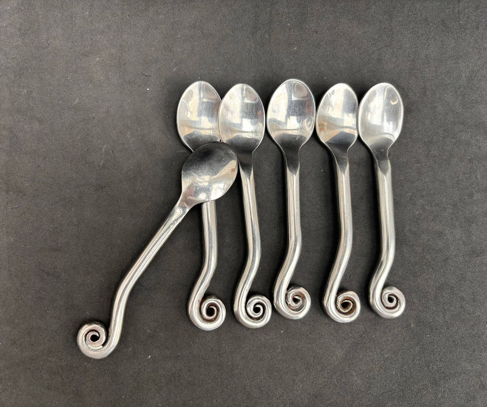 photo furniture Lot de 6 petites cuillères Jean Dubost à extrémités torsadées, décor Brutalist, style médiéval