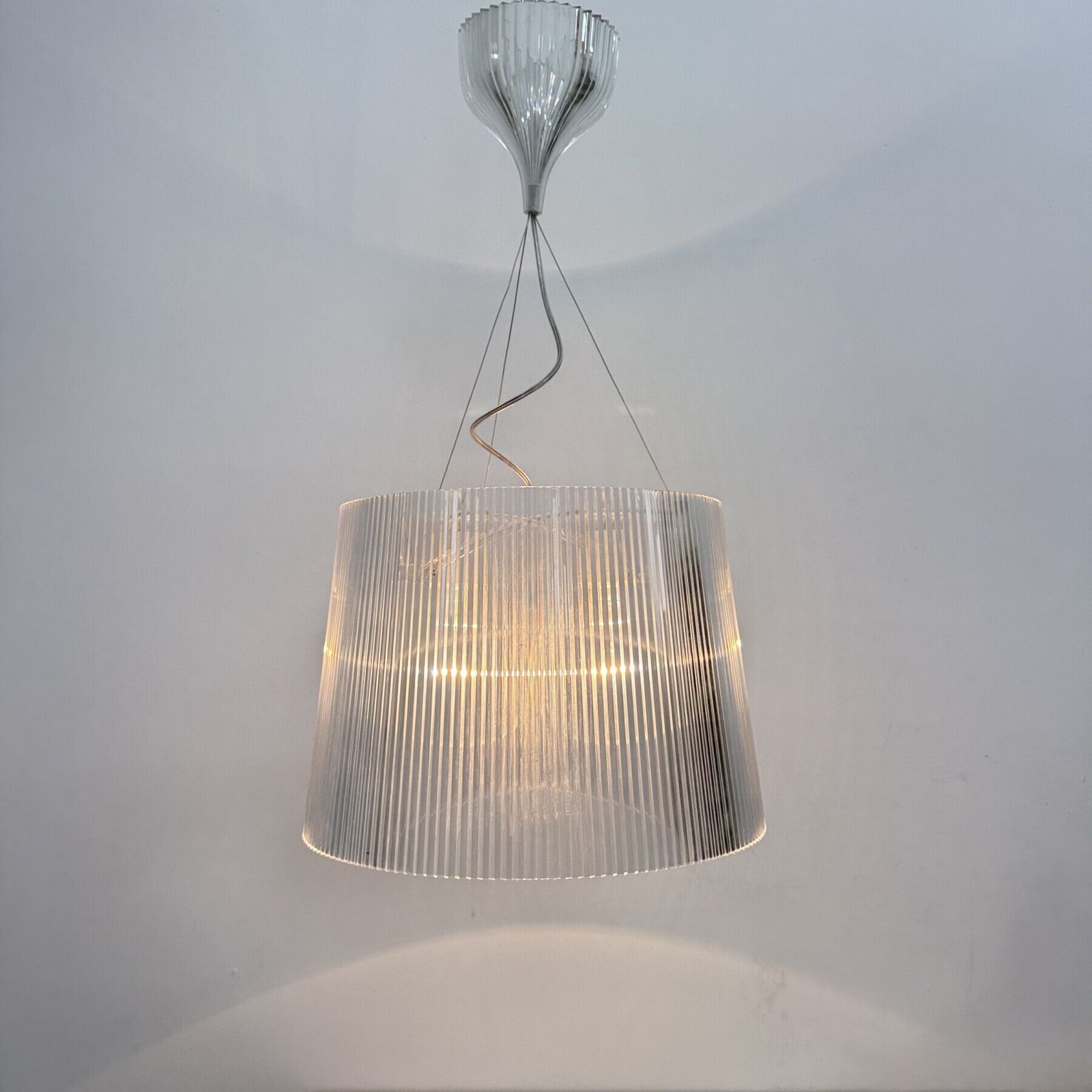Lampe suspendue Kartell Gé en plexiglass, par Ferruccio Laviani photo furniture