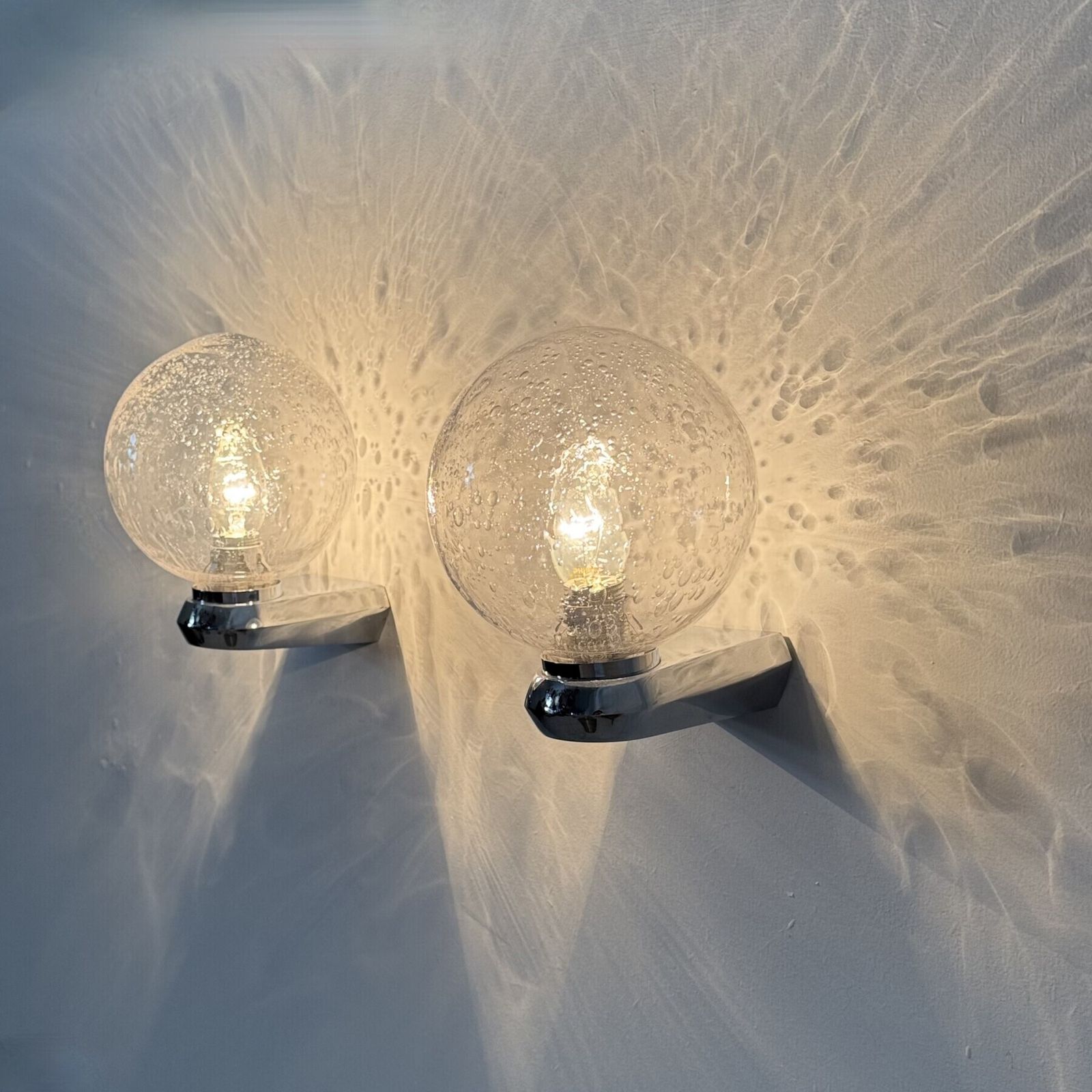 Lot de 2 appliques murales en verre bullé, Space Age, années 1970 photo furniture